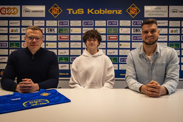Aus der TuS-Jugend zu den Herren: Maurice Welzel unterschreibt ersten Vertrag